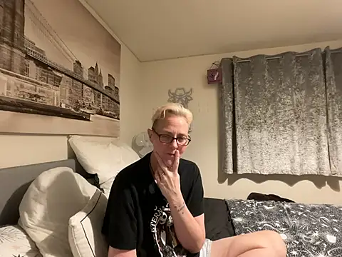 Curvy-Jinx's Webcam Show