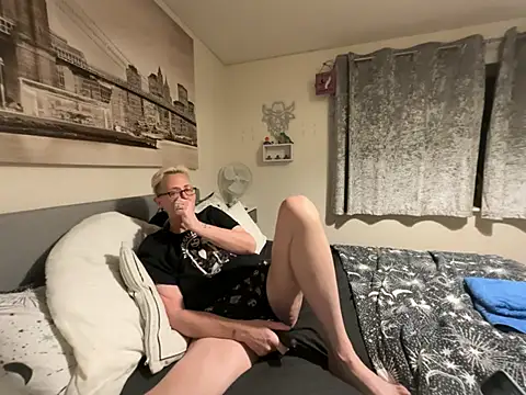 Curvy-Jinx's Webcam Show