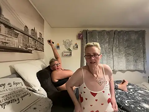 Curvy-Jinx Live XXX Chat