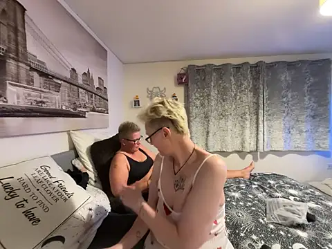 Curvy-Jinx's Webcam Show