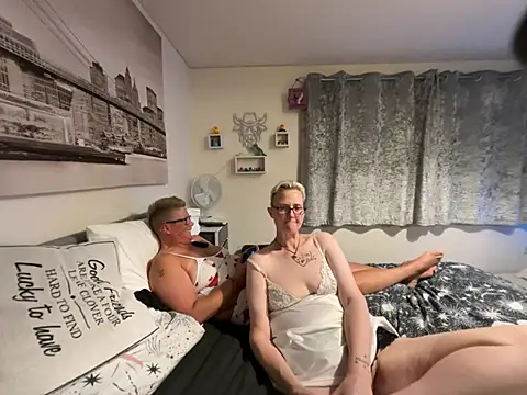 Curvy-Jinx Show in webcam
