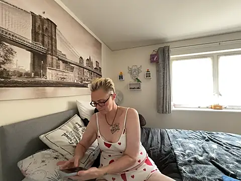 Curvy-Jinx's Webcam Show
