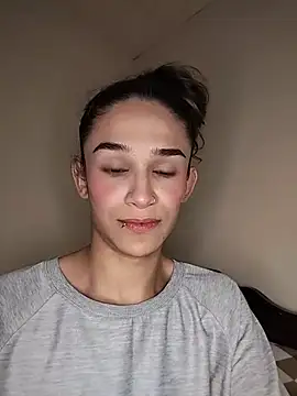 Twink_fem-boy: διαδικτυακό σόου στην κάμερα