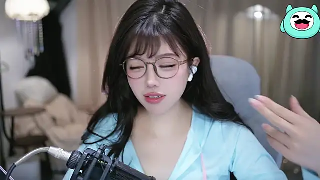 Cecily: διαδικτυακό σόου στην κάμερα