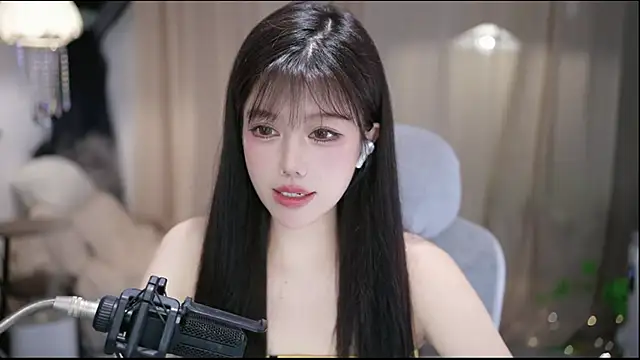 Cecily Show in webcam