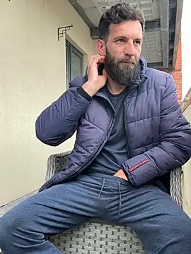 Michel_huge: διαδικτυακό σόου στην κάμερα