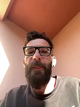 Michel_huge: διαδικτυακό σόου στην κάμερα