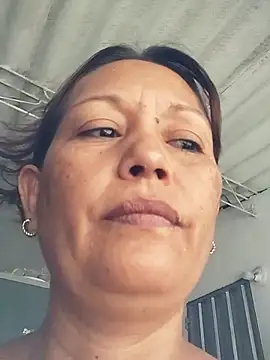 marinita13: διαδικτυακό σόου στην κάμερα