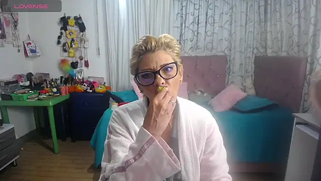 isabella-lips007's Webcam Show