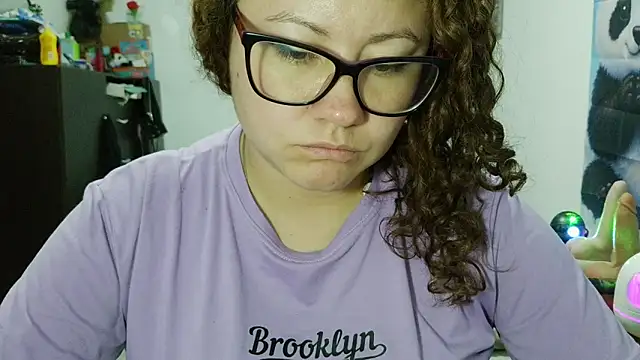 curly_greeneyed's Live XXX Chat