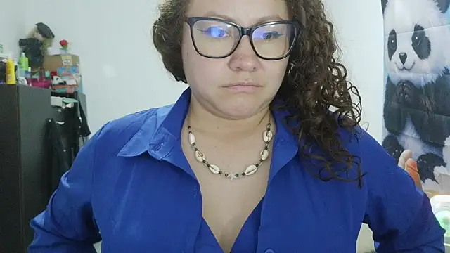 curly_greeneyed's Live XXX Chat