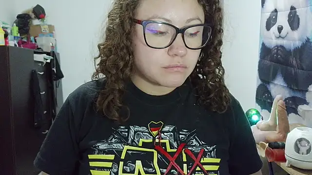 curly_greeneyed's Live XXX Chat