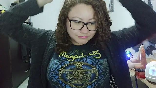curly_greeneyed's Live XXX Chat