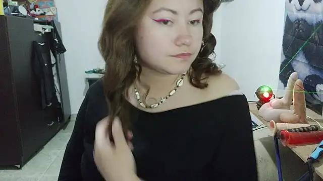 curly_greeneyed's Live XXX Chat