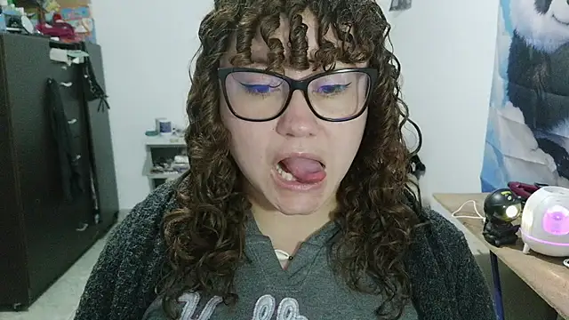 curly_greeneyed Adlı Modelin Canlı XXX Sohbeti