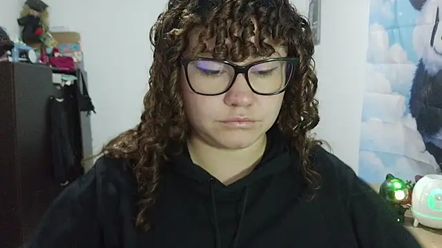 curly_greeneyed's Live XXX Chat
