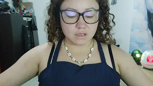 curly_greeneyed's Live XXX Chat