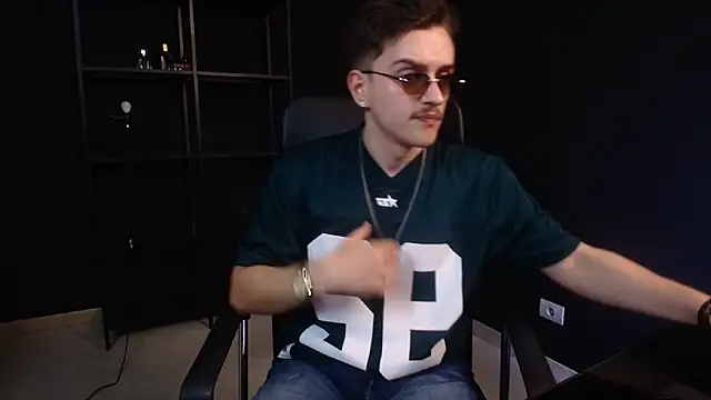 FelixStarkk: διαδικτυακό σόου στην κάμερα