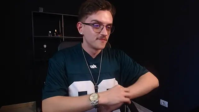 FelixStarkk: διαδικτυακό σόου στην κάμερα