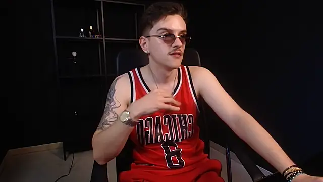 FelixStarkk: διαδικτυακό σόου στην κάμερα