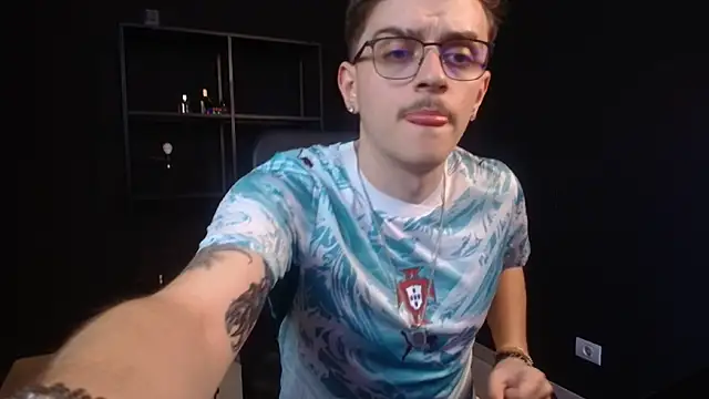 FelixStarkk: διαδικτυακό σόου στην κάμερα