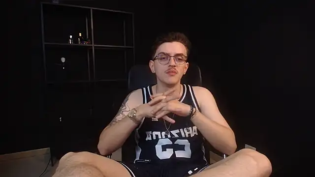 FelixStarkk: διαδικτυακό σόου στην κάμερα