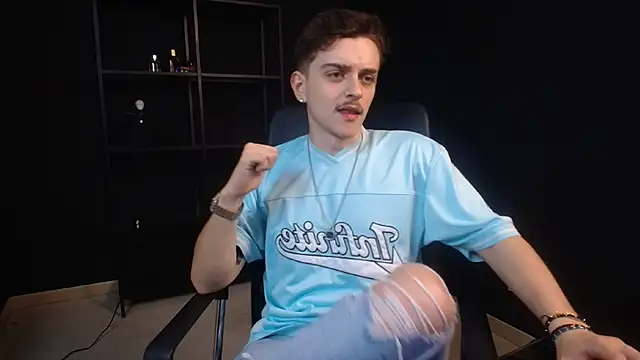 FelixStarkk: διαδικτυακό σόου στην κάμερα