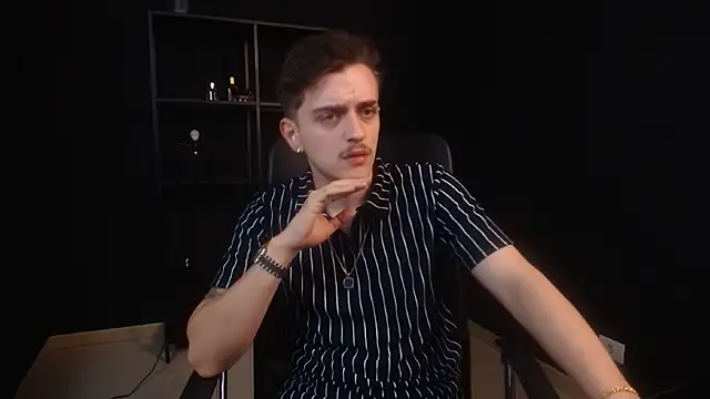 FelixStarkk: διαδικτυακό σόου στην κάμερα
