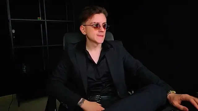 FelixStarkk: διαδικτυακό σόου στην κάμερα