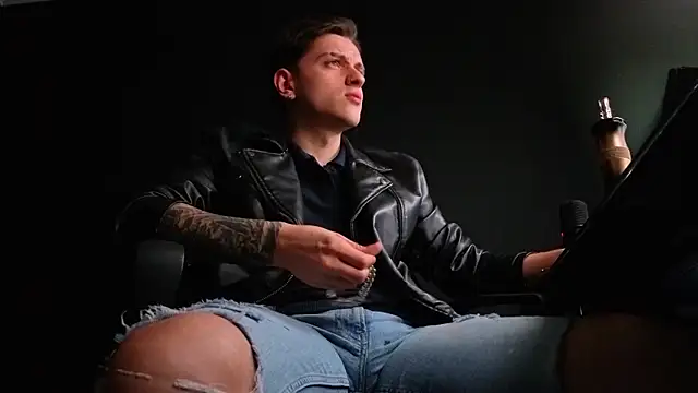 FelixStarkk: διαδικτυακό σόου στην κάμερα