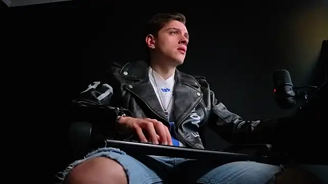 FelixStarkk: διαδικτυακό σόου στην κάμερα