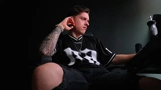 FelixStarkk: διαδικτυακό σόου στην κάμερα