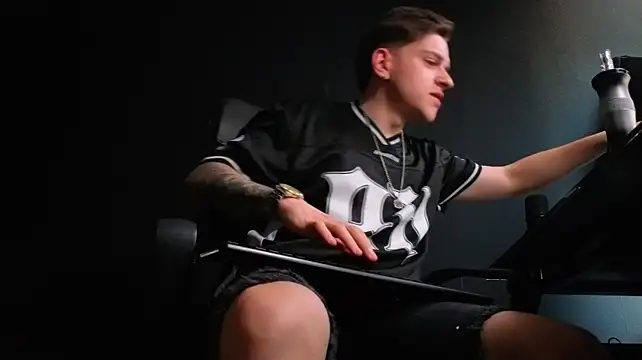 FelixStarkk: διαδικτυακό σόου στην κάμερα