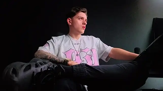 FelixStarkk: διαδικτυακό σόου στην κάμερα