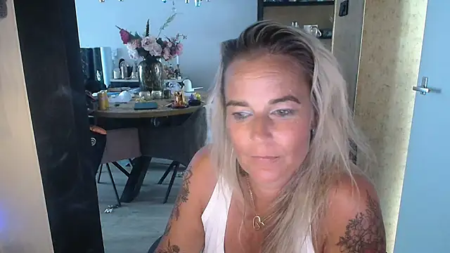 xMystiqueMavenx webcam show