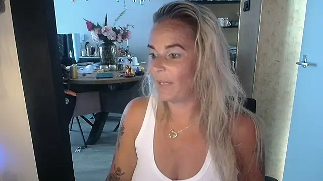 xMystiqueMavenx's Live XXX Chat