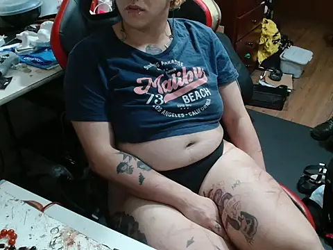 crimson-raven Show in webcam