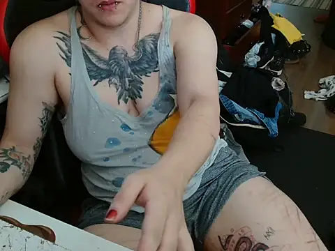 crimson-raven Show in webcam