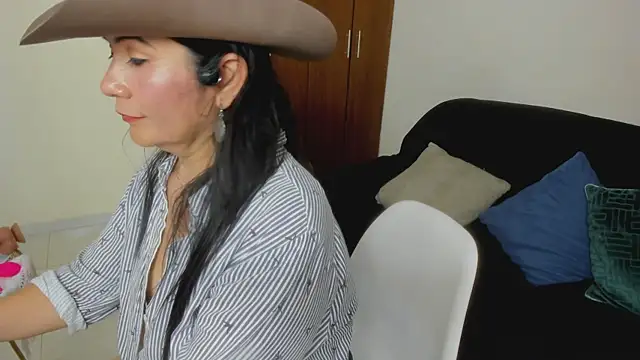 kiraGeiner's Live XXX Chat