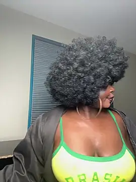 WomanNextdoor1 Show in webcam