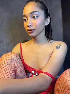 SuperHoTS_Yumi Show in webcam