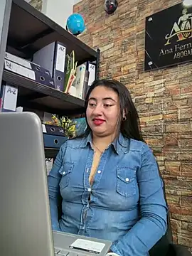 _Sarah-Office1: διαδικτυακό σόου στην κάμερα