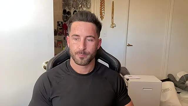 brettmycles28 Show in webcam