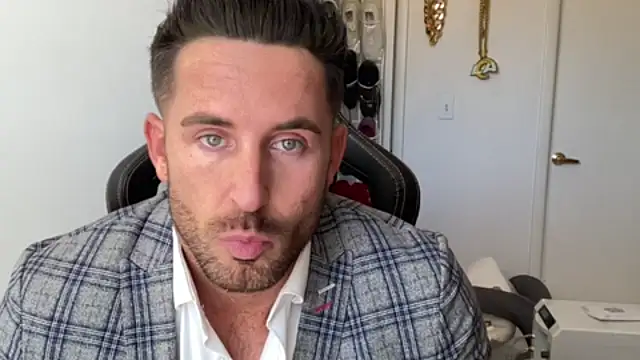 brettmycles28 Show in webcam