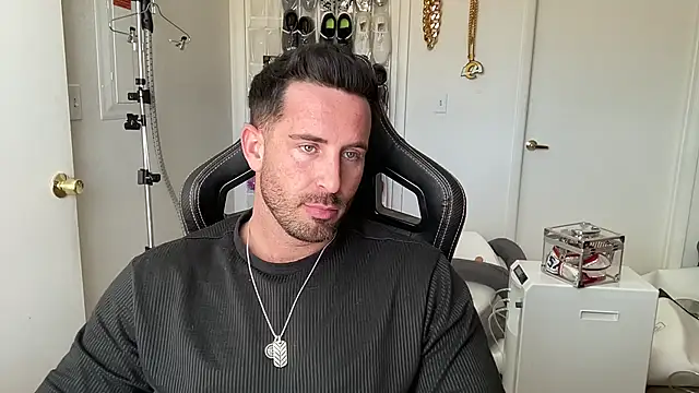 brettmycles28: διαδικτυακό σόου στην κάμερα