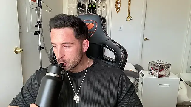 brettmycles28 webkamerás műsora