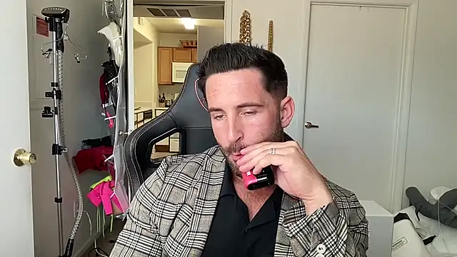 brettmycles28 Show in webcam