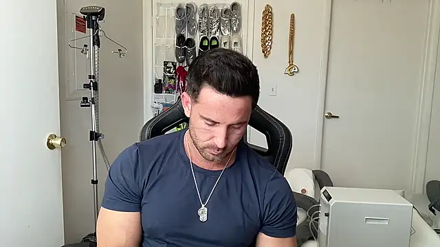 brettmycles28: διαδικτυακό σόου στην κάμερα