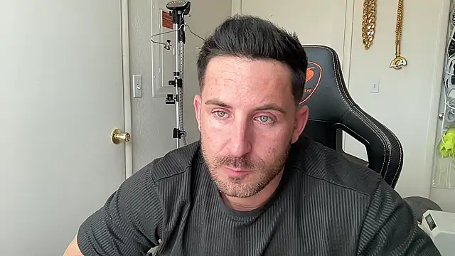 brettmycles28 Show in webcam