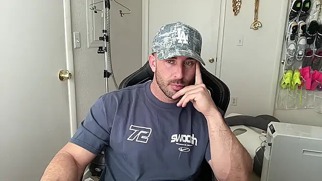 brettmycles28: διαδικτυακό σόου στην κάμερα